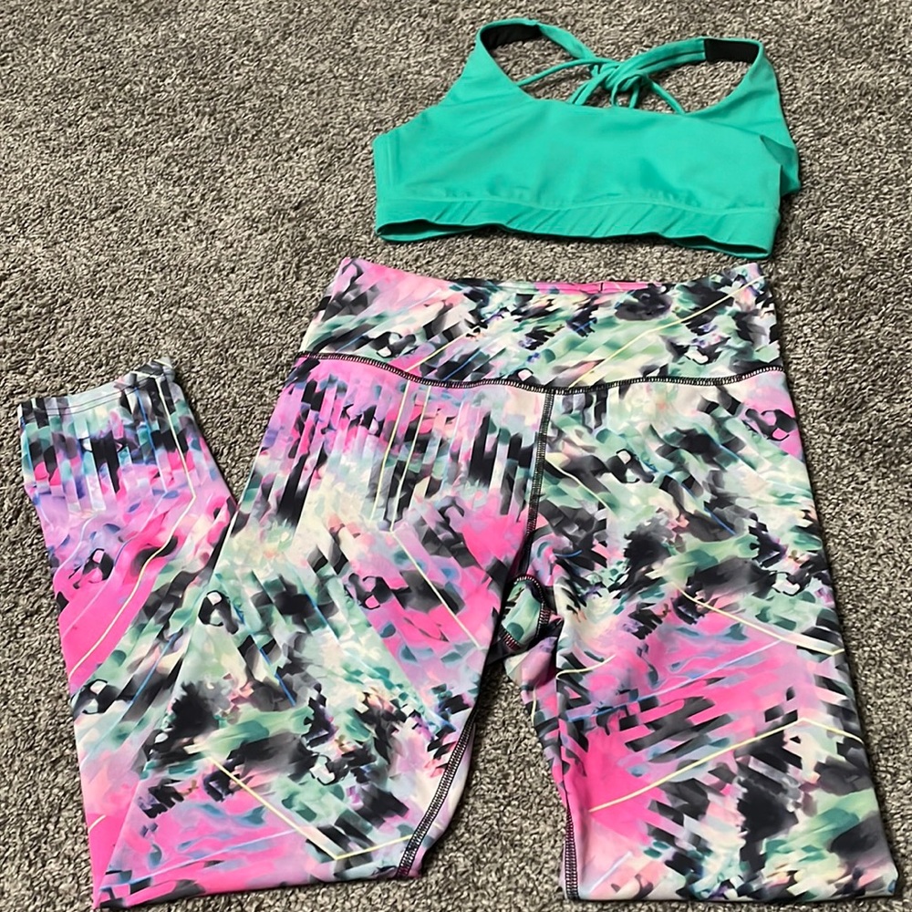 Fitness leggings and sports bra